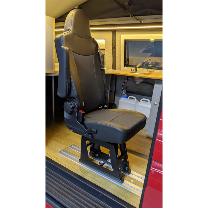 Einzelsitz "PILOT" zum Nachrüsten auf der Ladefläche inkl. Teilegutachten für VW CRAFTER & MAN TGE 2017+